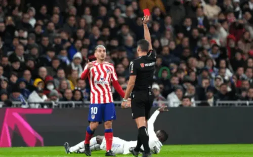 Jesús Gil Manzano expulsó con una tarjeta roja directa a Ángel Correa en el derbi de Madrid. (Getty Images).