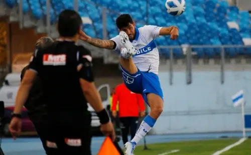 Daniel González en acción ante U. de Chile. (Agencia Uno).