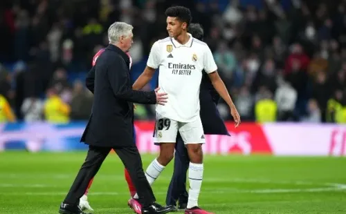 Carlo Ancelotti felicita a Álvaro Rodríguez tras el empate de Real Madrid ante Atlético Madrid. (Getty Images).
