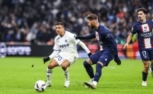 Alexis Sánchez juega ante la marca de Sergio Ramos en el clásico que el PSG le ganó al Marsella. (Getty Images).