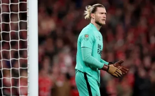 Los hermosos guantes que utilizó Loris Karius en la final de la Copa de la Liga de Inglaterra que el Manchester United le ganó al Newcastle. (Getty Images 2023).