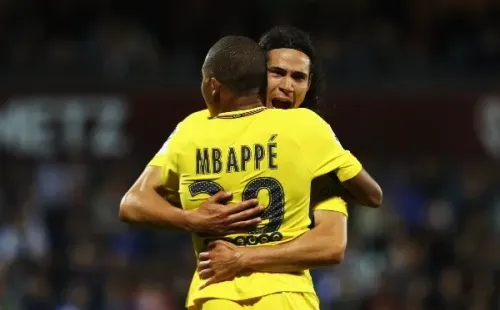 Otro festejo de Edinson Cavani con Kylian Mbappé. (Getty Images).