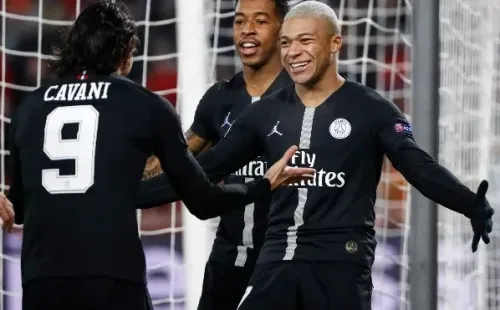Edinson Cavani celebra con Kylian Mbappé en el PSG. (Getty Images).