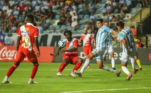 Magallanes goleó a Always Ready y dejó casi lista la clasificación. Foto: Agencia Uno