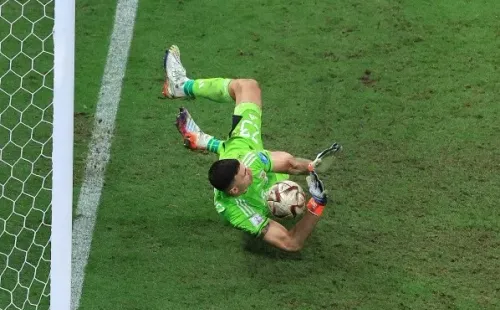 Dibu Martínez atajando un penal en Qatar 2022 (Getty)