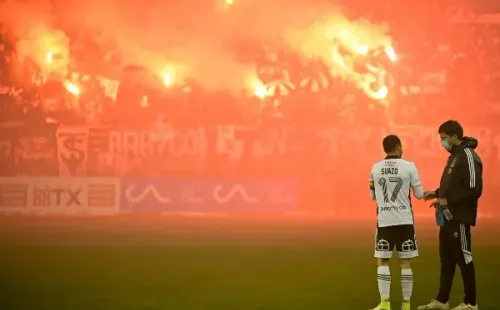 En el partido entre Temuco y Colo Colo en el Germán Becker se utilizaron bengalas, hubo invasión de hinchas y una serie de problemas en el acceso al recinto. Foto: Agencia Uno