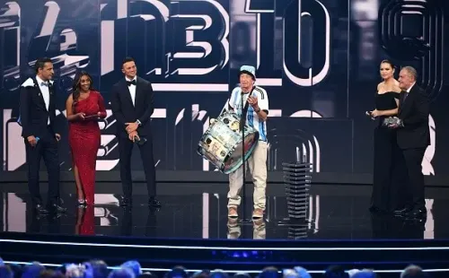 Carlos subió con el bombo a recibir el premio The Best. | Foto: Getty Images.