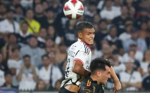 Daniel Gutiérrez disputa un balón aéreo con Juan Cornejo en la derrota de Colo Colo frente a Coquimbo Unido. (Agencia Uno).