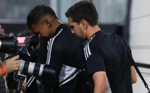 Daniel Gutiérrez camina rumbo al camarín local del estadio Monumental. (Agencia Uno).