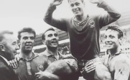 Fontaine en andas tras anotar 13 goles en el Mundial de 1958 (Archivo)