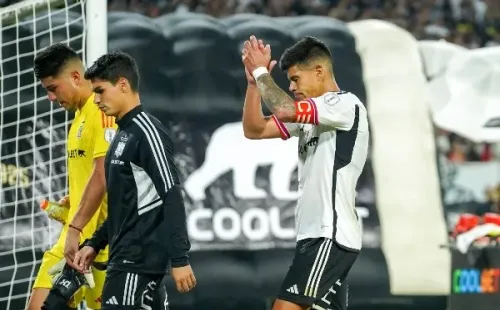 Esteban Pavez y Erick Wiemberg salen de la cancha del Monumental tras la caída ante Coquimbo Unido. (Guille Salazar/RedGol).