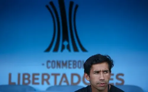 Nicolás Núñez en el banco del estadio El Teniente de Rancagua, lugar donde Magallanes superó por 3-0 a Always Ready. (Agencia Uno).