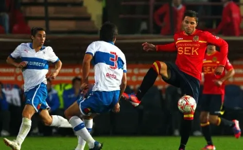 Emanuel Herrera en acción con Unión Española. Marcó 11 goles en el primer semestre de 2012 y emigró al Montpellier de Francia. (Agencia Uno).