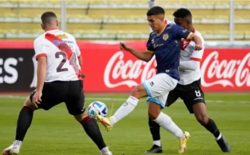 Una imagen más del duelo entre Always Ready y Magallanes en Bolivia.