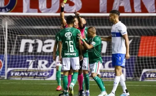 Nicolás Gamboa y la amonestación que le sacó al argentino Fernando Juárez. (Agencia Uno).