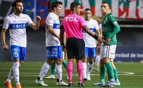 Nicolás Gamboa en acción en aquel polémico triunfo de la UC ante Audax Italiano. (Agencia Uno).