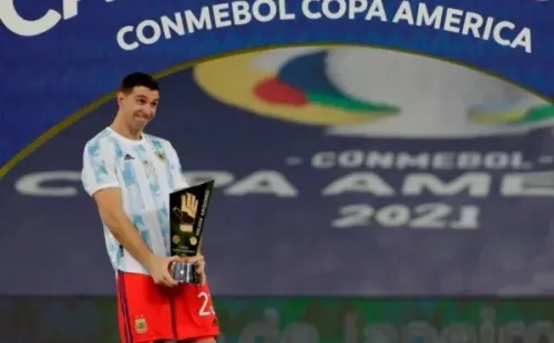 Dibu y su festejo con el trofeo en la Copa América (Foto: Conmebol)