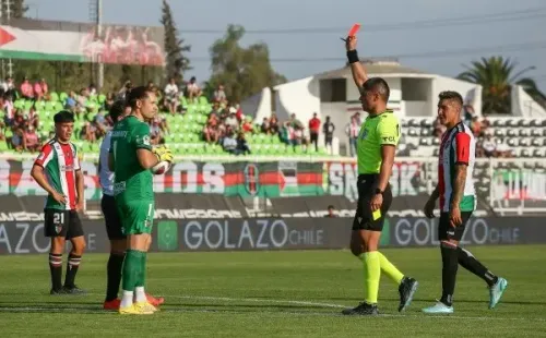 Palestino jugó con uno menos casi la mitad del partido por la expulsión del portero César Rigamonti. | Foto: Agencia UNO.