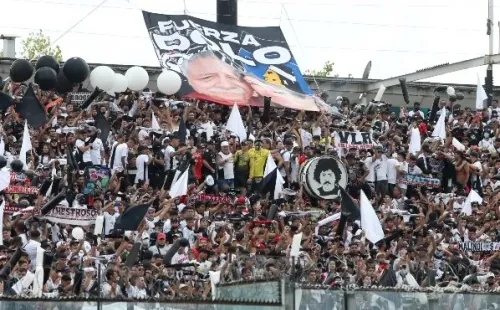 La hinchada de Colo Colo apoya a Carlos Caszely tras la muerte de su esposa, de lo que también hablará en el programa. | Foto: Agencia Uno
