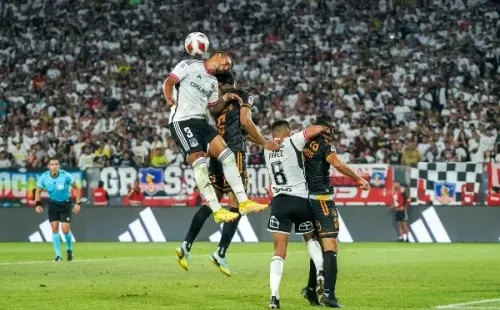 Daniel Gutiérrez gana un balón aéreo en el partido contra Coquimbo Unido. (Guille Salazar/RedGol).