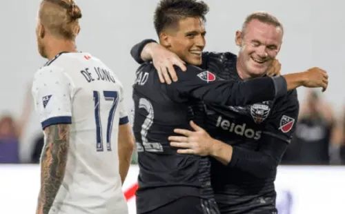 Yamil Asad y Wayne Rooney abrazados en el DC United. (Getty Images).