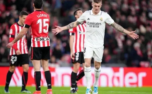 Así le queda a Toni Kroos la camiseta del Real Madrid que reconoce odiar. (Getty Images).
