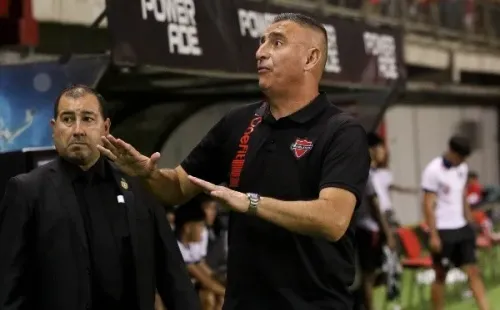 Jaime García les pedía a los hinchas de Ñublense que frenaran los insultos para el juez Fernando Véjar. (Agencia Uno).