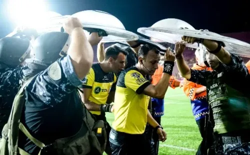 Así debieron sacar a los árbitros de la cancha de Lanús tras el triunfo de River Plate. Foto: Getty Images