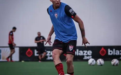 Ángelo Araos entrenó bien, se sacó el peto y se puso camiseta de titular. Además, su club goleó 7-1. Buen arranque para el chileno. | Foto: Goianiense