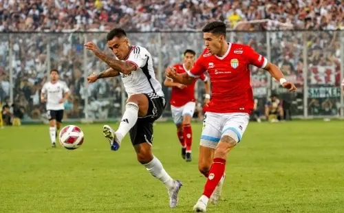 Darío Lezcano aguanta el balón ante la marca de Fernando Piñero. (Guille Salazar/RedGol).