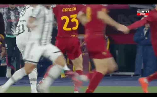 Por esta tremenda patada Moise Kean vio la tarjeta roja en 40 segundos. Foto: ESPN.