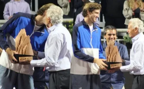 Jaime Fillol le entregó el título del Chile Open a su nieto Nicolás Jarry. | Foto: Héctor Orrego / RedGol