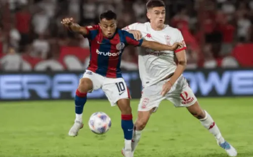 Guillermo Soto disputa la pelota con Nahuel Barrios en el clásico que Huracán y San Lorenzo igualaron 1-1.