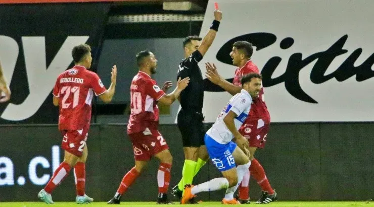 Fernando Véjar expulsó a tres jugadores de Ñublense ante Universidad Católica. Foto: Agencia Uno
