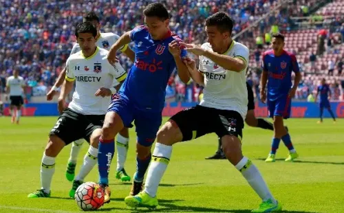 Matías Zaldivia y Esteban Pavez marcan a Matías Rodríguez en un Superclásico. (Agencia Uno).