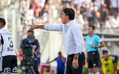 Gustavo Quinteros y el lateral derecho, un problema todavía presente en Colo Colo. (Guille Salazar/RedGol)