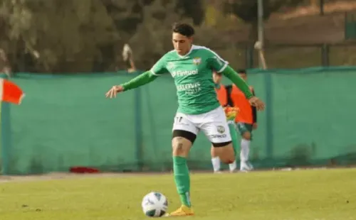 Matías Ferrari en acción por Trasandino en la Segunda División.