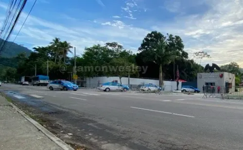 Varios vehículos policiales llegaron a cuidar al plantel del Flamengo en medio de las protestas de los hinchas. Foto: Twitter.