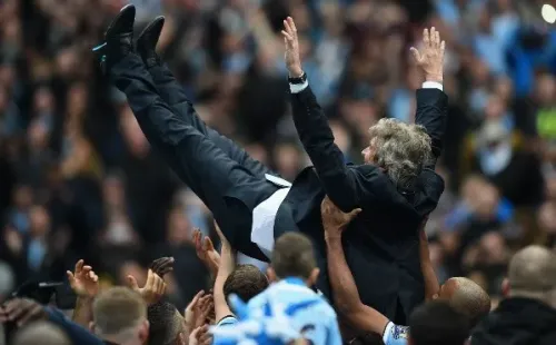 Pellegrini es felicitado el 2014 por el plantel del City (Getty)