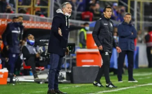 Ariel Holan en el partido que la UC perdió ante Talleres de Córdoba por la fase de grupos de la Copa Libertadores 2022. (Getty Images).