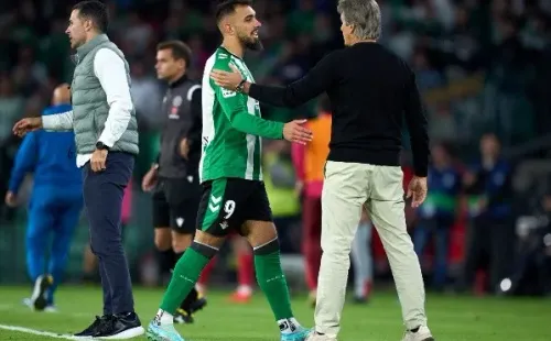 Manuel Pellegrini junto a Borja Iglesias, uno de los mejores jugadores del Betis. (Getty Images).