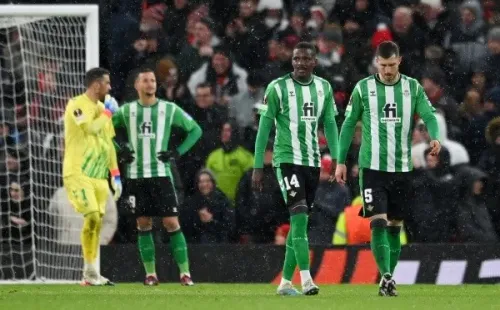 Bravo atajó todo lo que pudo para evitar un desastre mayor para el Betis en Inglaterra. Foto: Getty Images