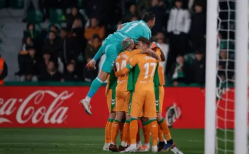 Claudio Bravo y el Betis festejan el postrero triunfo ante el Betis. (Getty Images).