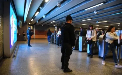 Guardias tácticos en Metro Estación Central