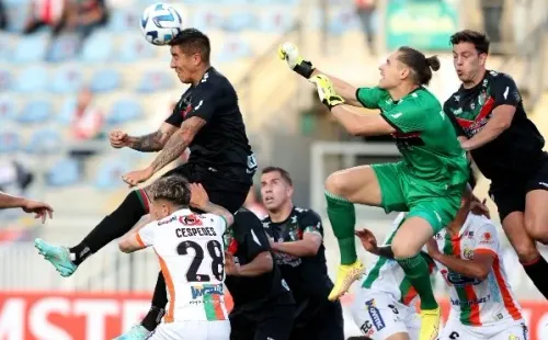 Cristian Suárez despeja un balón que acechaba el arco de Palestino que defendió con éxito el argentino César Rigamonti. (Comunicaciones Palestino).