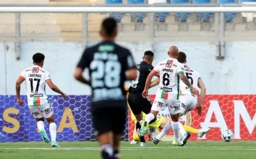 Así definió Misael Dávila ante el achique del portero Leandro Requena. Palestino venció a Cobresal y se anotó en la fase grupal de la Copa Sudamericana. (Comunicaciones Palestino).