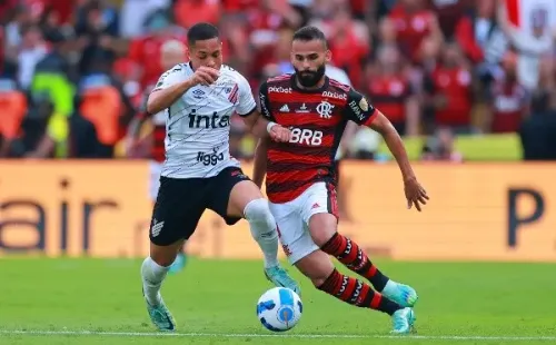 Vitor Roque en acción por Athletico Paranaense ante Flamengo en la final de la Copa Libertadores 2023. (Getty Images)