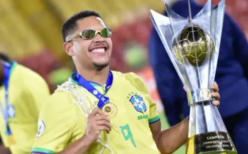 Vitor Roque luce el trofeo de campeón que Brasil ganó en el Sudamericano Sub 20 de Colombia 2023. (Getty Images).