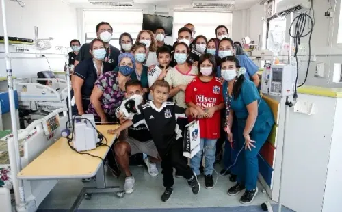 Parte del plantel de Colo Colo visitó a niños con cáncer en la previa del Superclásico. | Foto: Colo Colo/Sebastián Órdenes