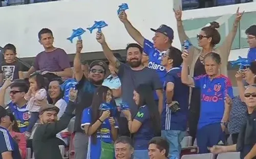 Los hinchas de la U mufaron con sus delfines